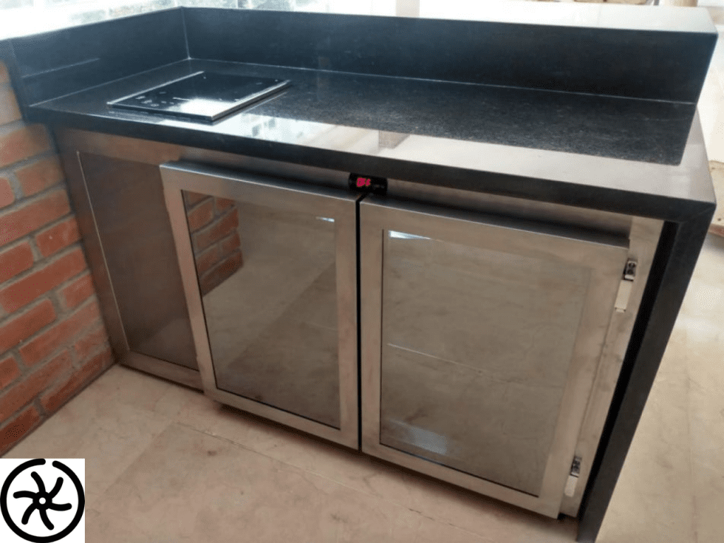 geladeira embutida na área gourmet